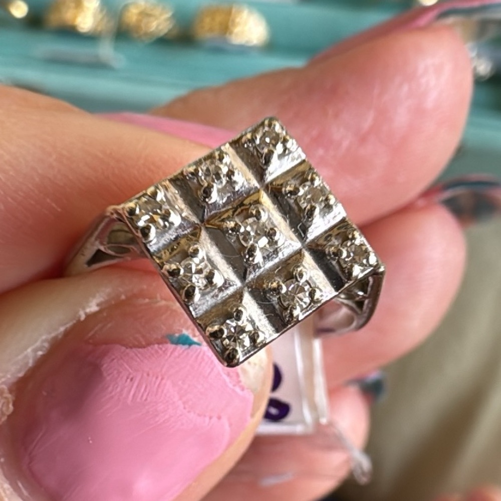 10k Elegant white gold  Diamond Ring stamped and tested vintage